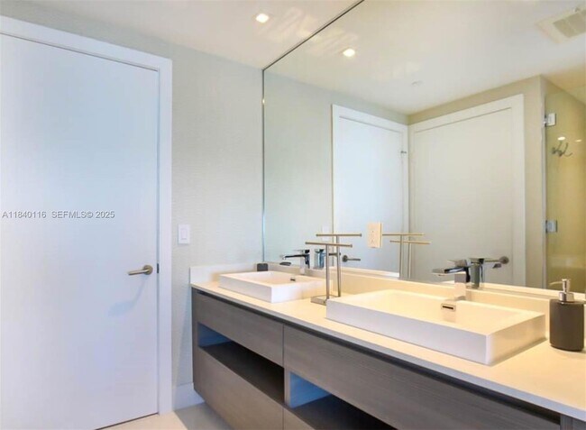 Building Photo - 460 NE 28th St