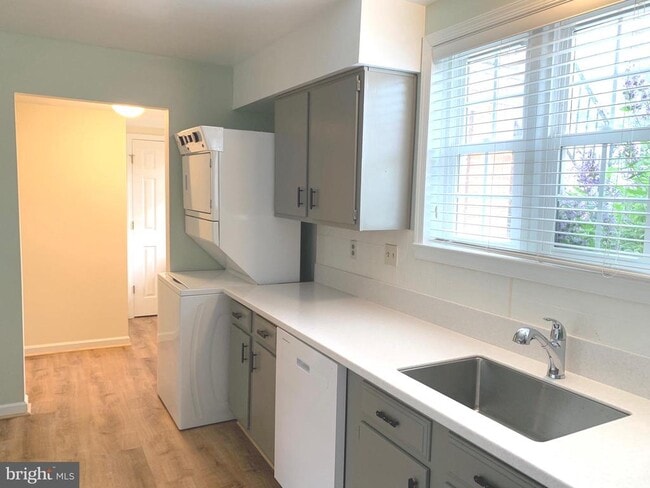 Building Photo - 136 Fairfield Dr