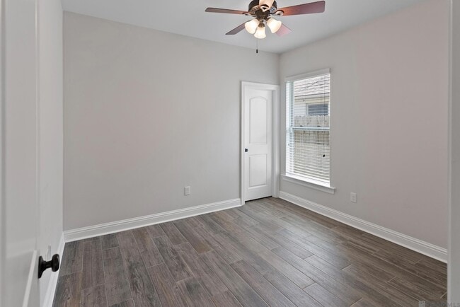 Building Photo - 439 Lake Breeze Dr
