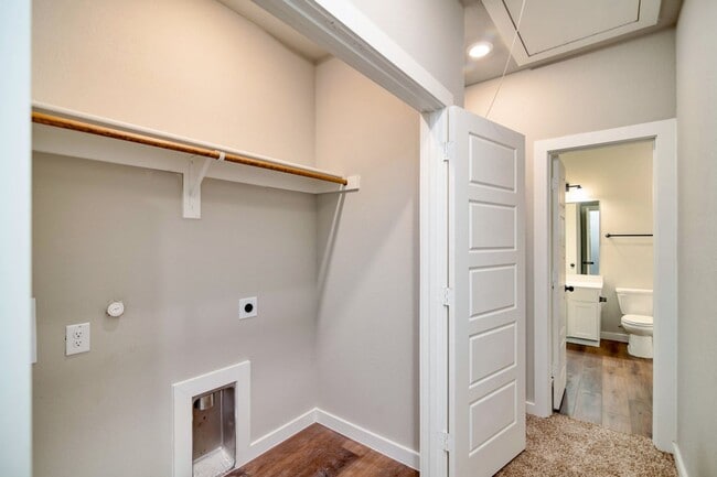 Building Photo - GORGEOUS 2 BEDROOM FOUR PLEX LOCATED IN MI...