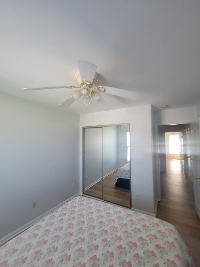Building Photo - Beautifully Updated Townhouse in Sought-Af...