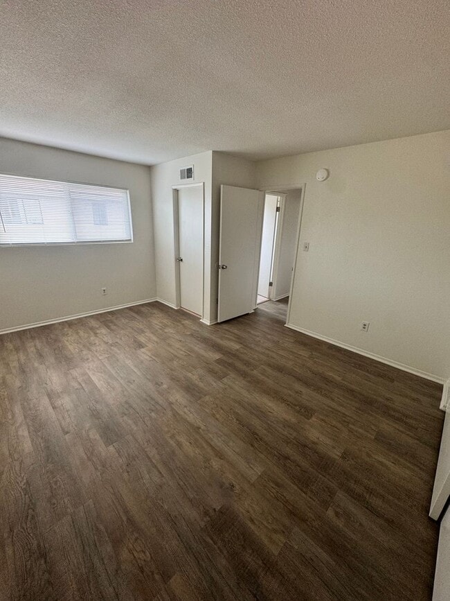 Building Photo - 2210-2212 E Avalon Ave