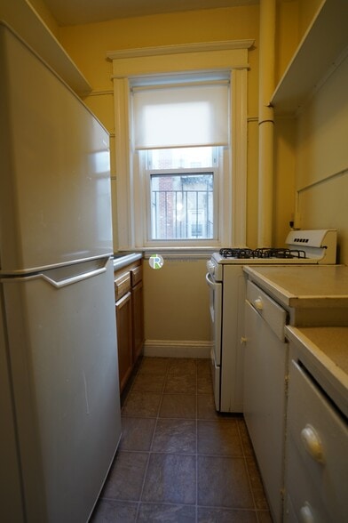 Building Photo - 221 Kelton St