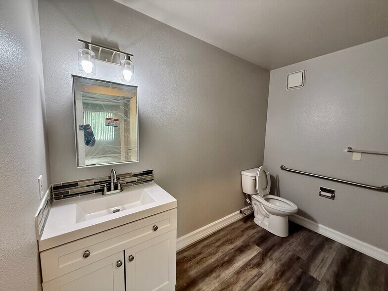 Building Photo - 380 Paradise Cir