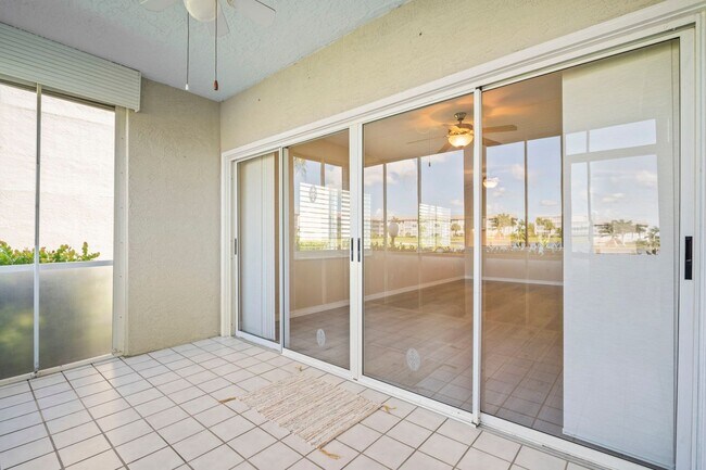Building Photo - Stunning 2 beds 2 baths condo with lake vi...