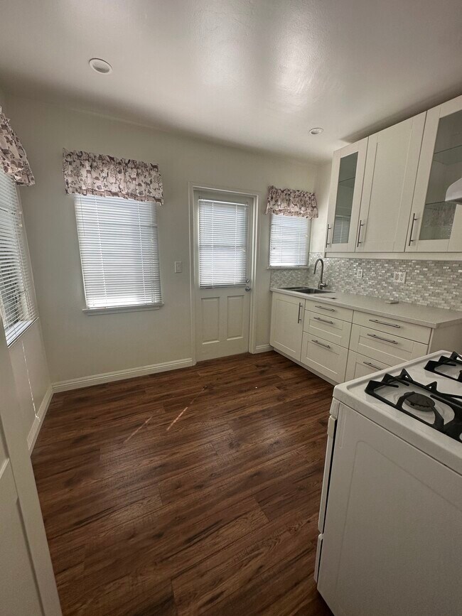 Building Photo - 9038 Carson St