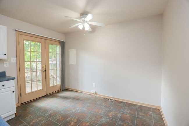 Building Photo - -- Available Now!  Spacious 3 Bed 2 Bath C...