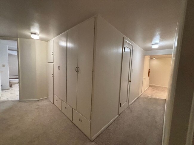Building Photo - 4 Bedroom 2 Bathroom