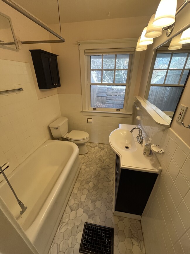 Building Photo - 1209 Elm Ave