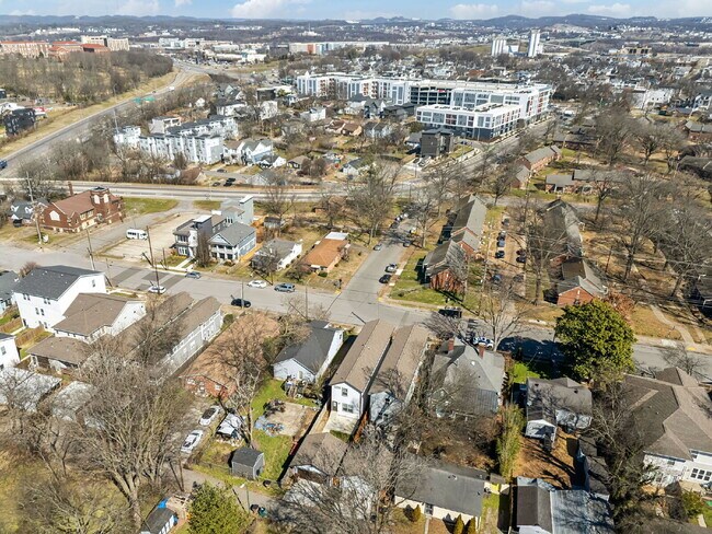Building Photo - Grandeur in Germantown!