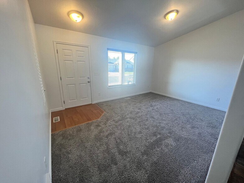 Building Photo - 1515 S Spring Creek Dr