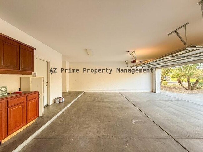 Building Photo - 10445 W Windsor Ave