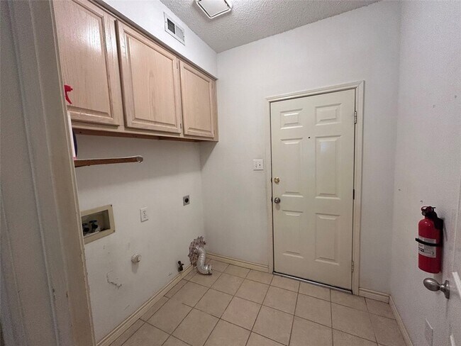 Building Photo - 2603 Hillside Dr
