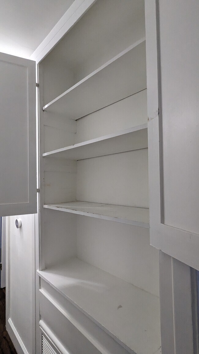 Built in linen closet - 1122 E Harvard St