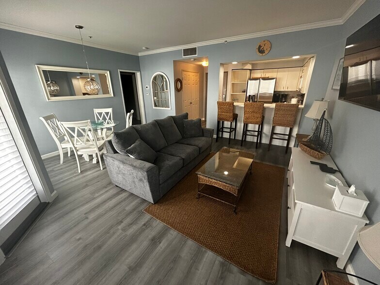 Living Room/Dining Area - 655 Columbia St