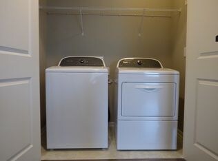 Building Photo - Modern & Convenient 3BR/3BA Home! AVAIL 07/15