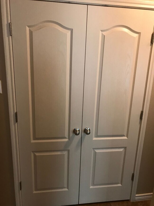 Building Photo - 3 bedroom 2 bath Duplex Text 302-231-7228 for more info