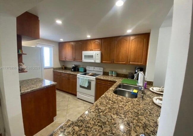 Building Photo - 10102 S Ocean Dr