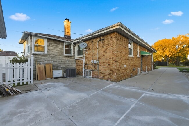 Building Photo - 4656 N Narragansett Ave