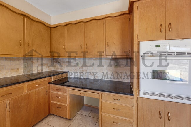 Building Photo - 935 N Valleyview St