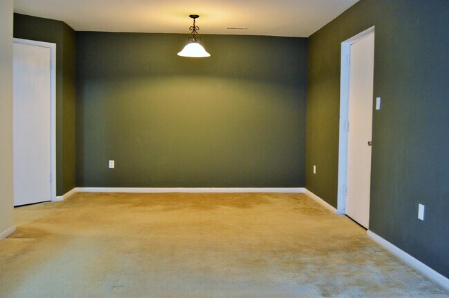 Building Photo - 605 Hudson Ave