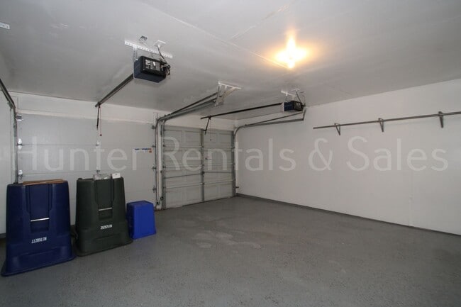 Building Photo - Bright and Open 3 Bedroom Home in Cove!