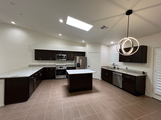 Building Photo - VERY NICE 3 BEDROOM IN DESERT SKY!