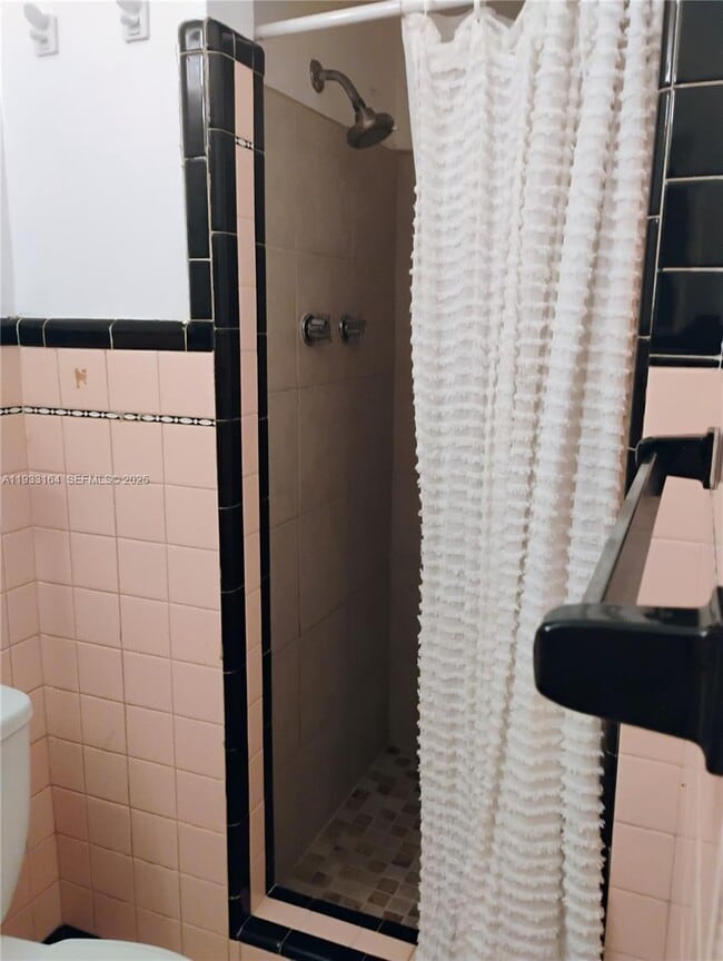 Building Photo - 242 SE Park St