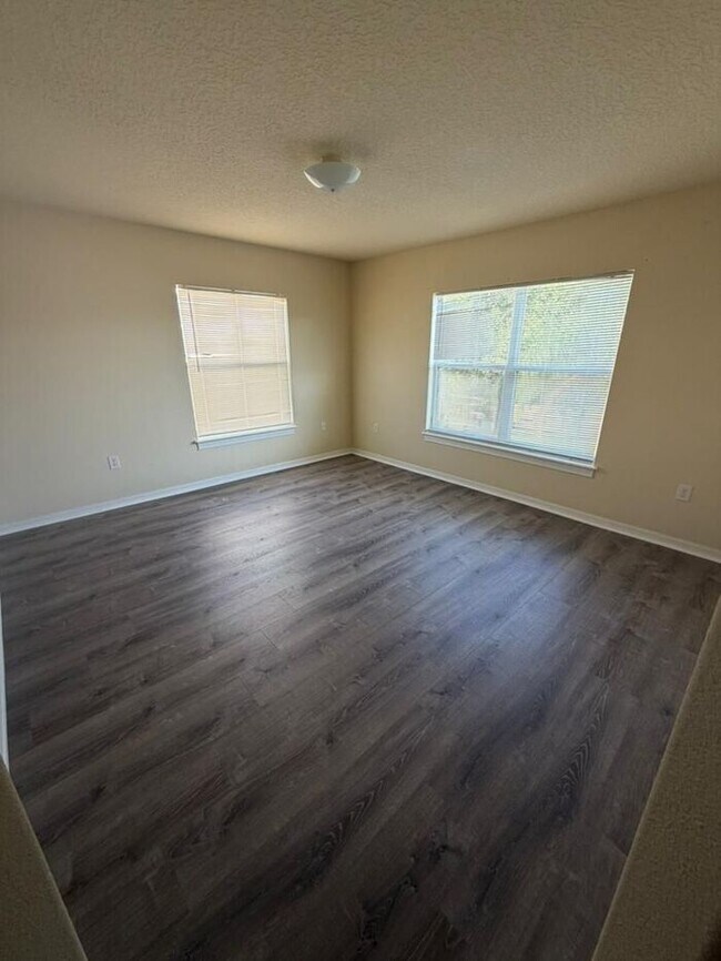 Building Photo - Updated 3 bed 2.5 bath Townhome