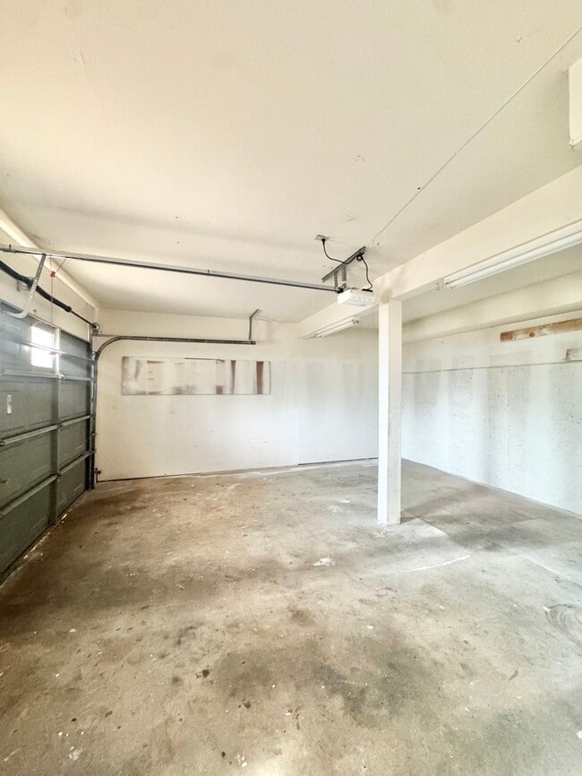 Building Photo - Beaitifully updated 2 bedroom 1.5 bathroom...