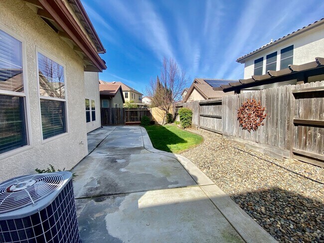 Building Photo - EXCEPTIONAL 4 BEDROOMS, 3 BATH, 3 CAR GARA...