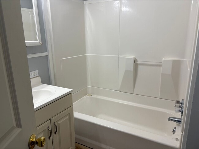 Building Photo - Beautiful 2 bed/ 1 bath