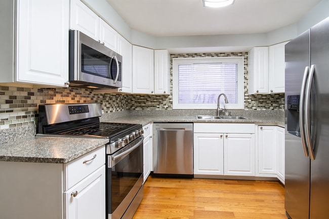 Building Photo - 3-bedroom, 2-bath home in West Mifflin