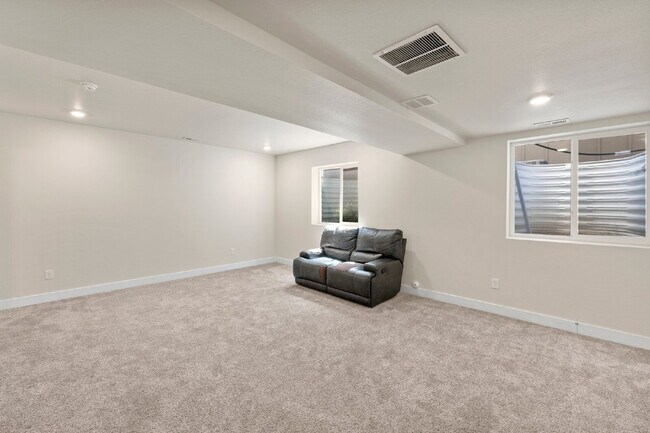 Building Photo - Bright and Beautiful Home with Gourmet Kitchen & Hardwood Floors