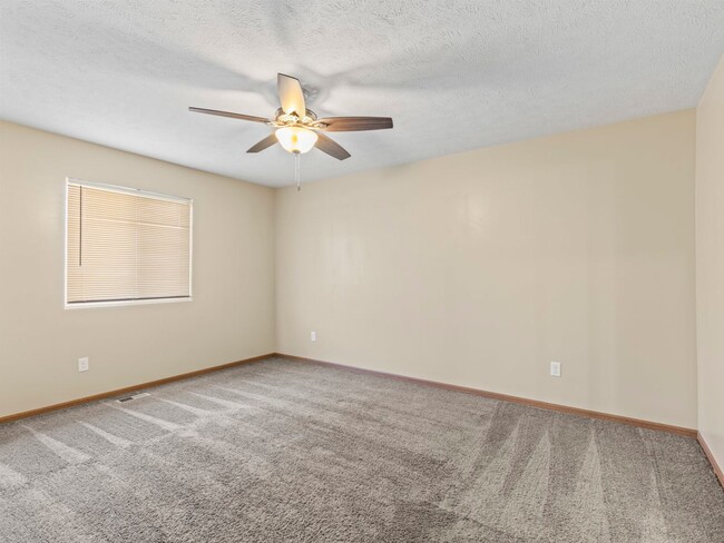Building Photo - Beautiful Finishes in Newer Neighborhood