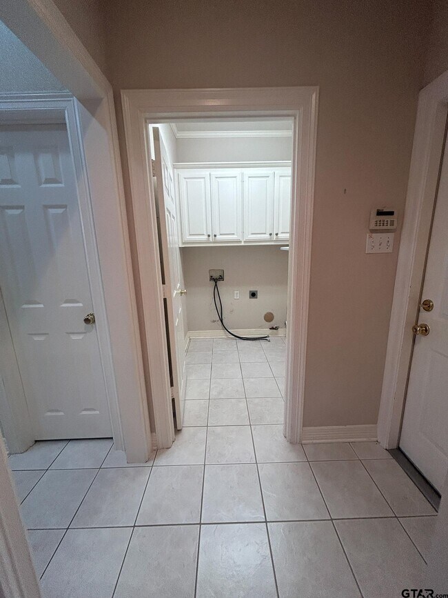 Building Photo - 704 Shiloh Ridge St