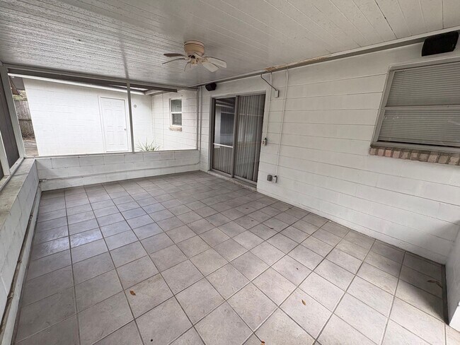 Building Photo - Move in ready 4/2 New floors, new paint