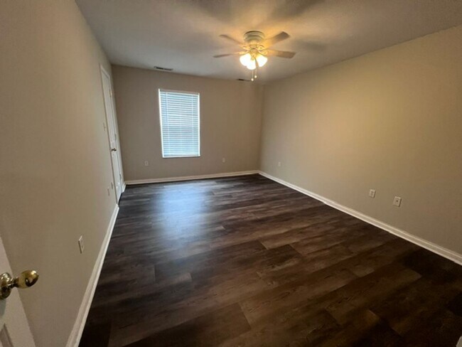 Building Photo - Oak Ridge 37830 - 2 bedroom, 2 bath townho...