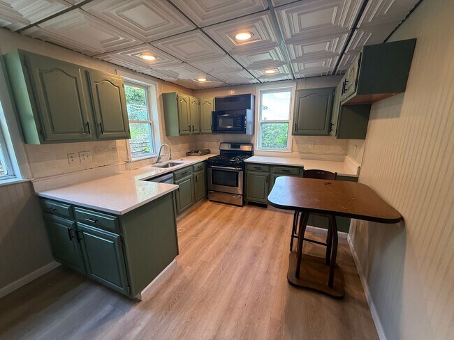Building Photo - Updated Home - Greenfield
