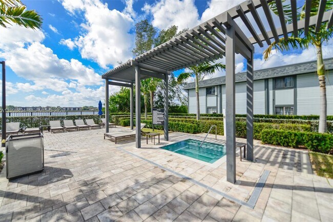 Building Photo - 640 NE 207th St