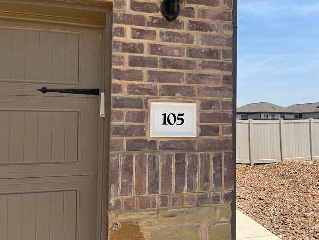 Building Photo - Luxury 3/2 duplex in great New Braunfels N...