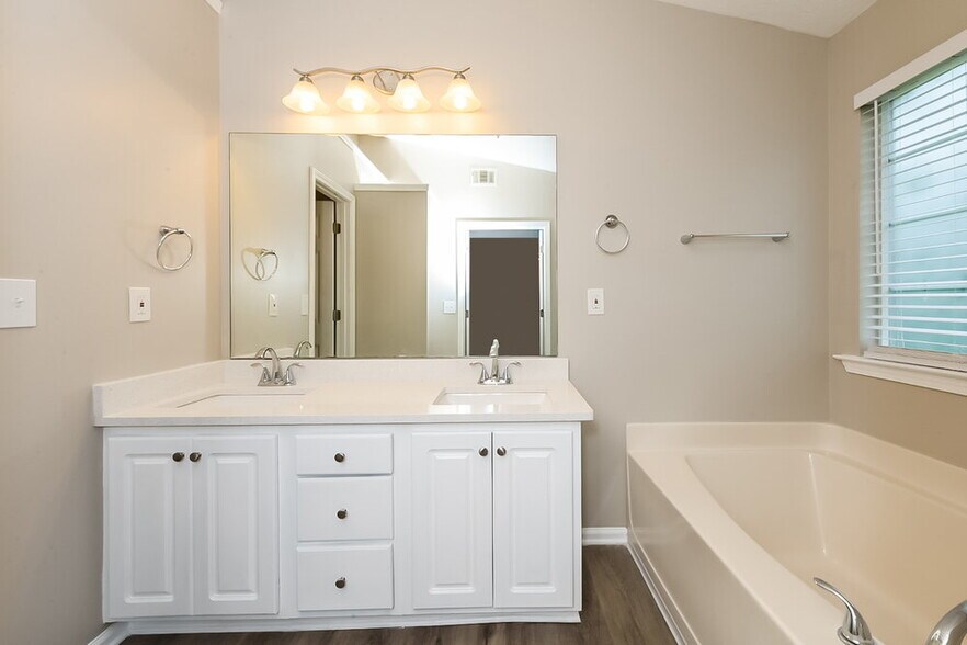 Building Photo - 413 Grove Park Dr