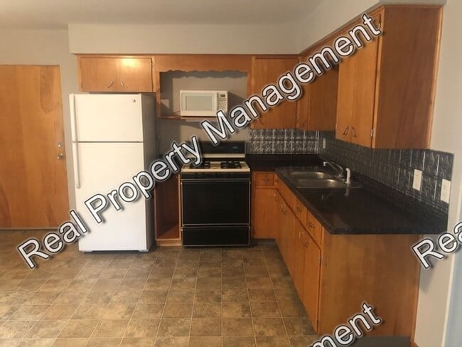 Building Photo - Two Bedroom Duplex