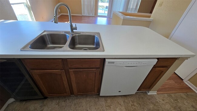 Building Photo - 135 April Point Dr N