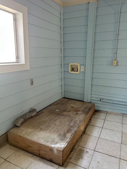 Building Photo - 904 E Hedrick St