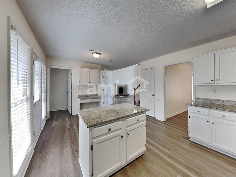 Building Photo - 3255 Dogwood Dr