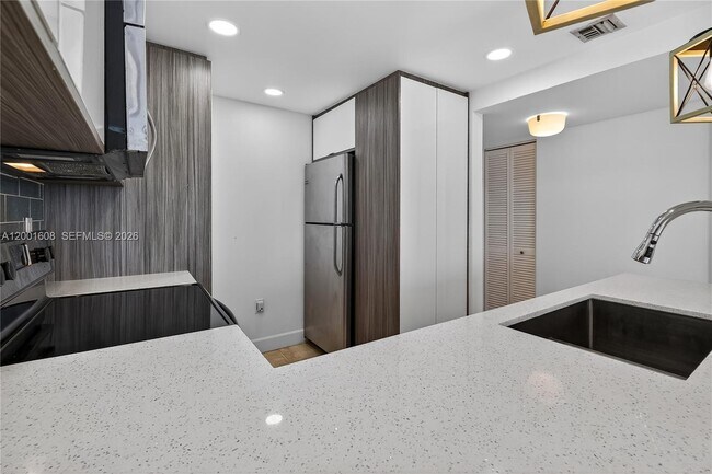 Building Photo - 600 NE 36th St