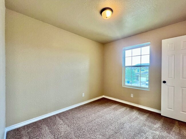 Building Photo - 3 bed 2 bath townhome near I35 and 1604