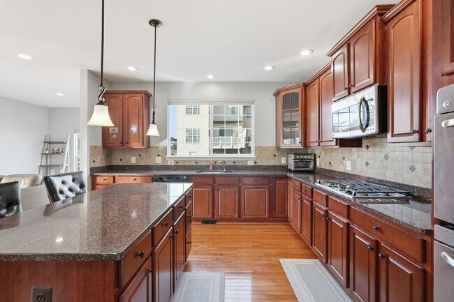 Building Photo - Located in a vibrant and highly sought after setting, this Richmond American Homes residence offe...