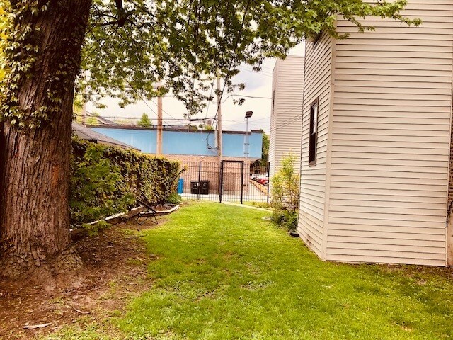 Building Photo - 1909 W Foster Ave